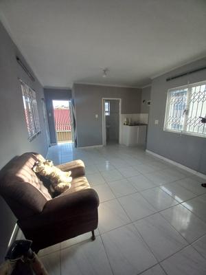 Apartment / Flat For Rent in Chatsworth, Chatsworth